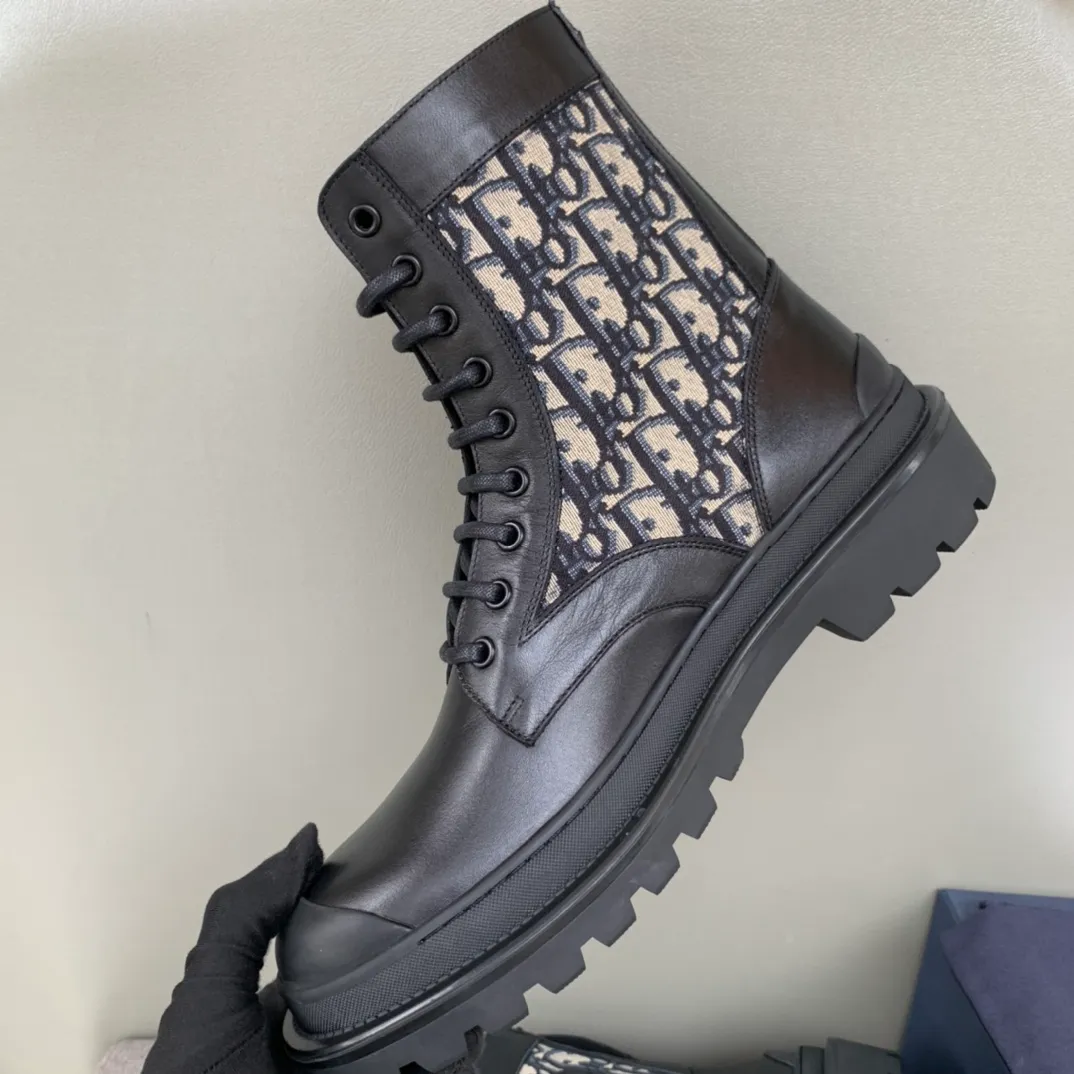 [DIOR] Top P: 920💰 Number of yards: 39~44 (38.45 custom-made, non-refundable) Dior Dior~ Winter series, original 1:1 development Casual men's leather shoes Made with heavy investment, shoes and boots are made of imported cowhide + imported Dior special fabric Not easily deformed black cowhide lining Dior large hardware inlay Original TPU vacuum outsole, black cowhide Black open edge beads Military green suede Black suede Khaki suede leather is crafted by a large factory, and the perfect product is only prepared for you who know your taste! Any comparisons are welcome.